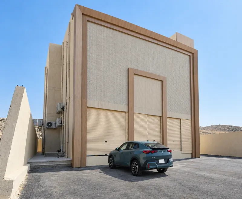 Façade & loading area